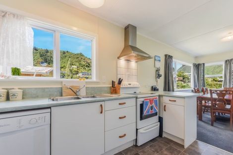 Photo of property in 10 Seaview Crescent, Picton, 7220