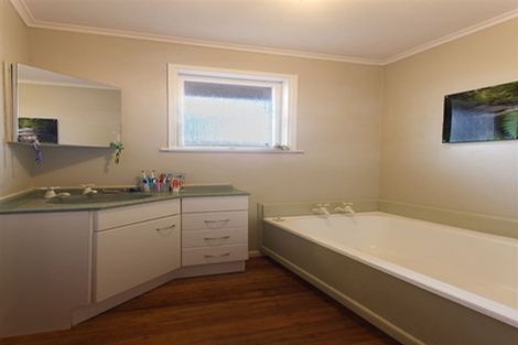 Photo of property in 28 Coniston Avenue, Te Atatu South, Auckland, 0610