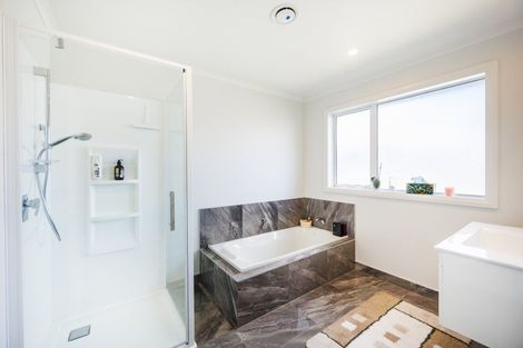 Photo of property in 83 Johnstone Drive, Fitzherbert, Palmerston North, 4410