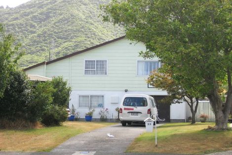 Photo of property in 35 Omaha Grove, Totara Park, Upper Hutt, 5018