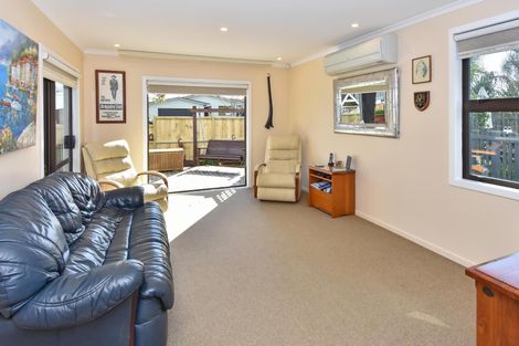 Photo of property in 83 St Annes Crescent, Wattle Downs, Auckland, 2103