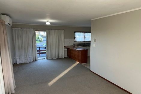 Photo of property in 3 Manhattan Heights, Glendene, Auckland, 0602