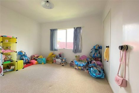 Photo of property in 23 Athena Drive, Totara Vale, Auckland, 0629