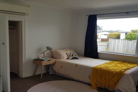 Photo of property in 48 Brooker Grove, Newlands, Wellington, 6037