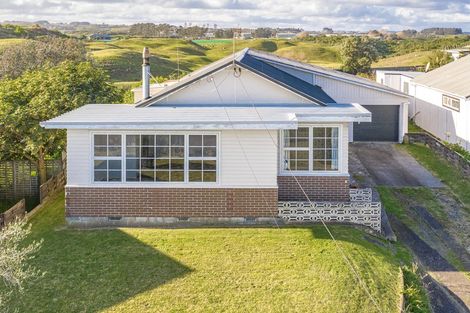 Photo of property in 98 Cornfoot Street, Castlecliff, Whanganui, 4501