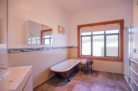 Photo of property in 18 Albert Street, Winton, 9720
