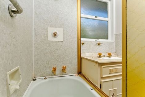 Photo of property in 2/31 Beatrice Avenue, Hillcrest, Auckland, 0627