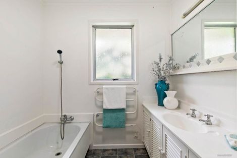 Photo of property in 122 Whangaparaoa Road, Red Beach, 0932