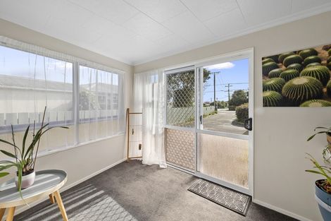 Photo of property in 2/230 Huatoki Street, Upper Vogeltown, New Plymouth, 4310