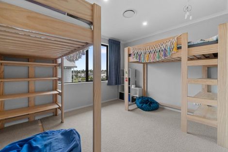 Photo of property in 16 Onekura Street, Red Beach, 0932