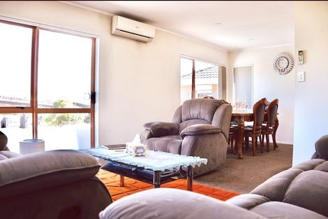 Photo of property in 4/30 Matthews Road, Clover Park, Auckland, 2019