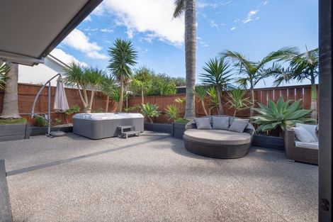 Photo of property in 32 Aranui Drive, Papamoa Beach, Papamoa, 3118