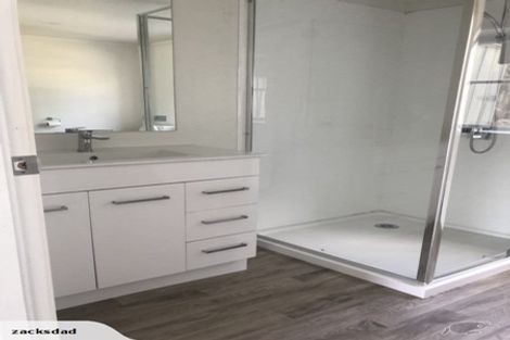 Photo of property in 1 Wakeling Avenue, Te Atatu South, Auckland, 0610