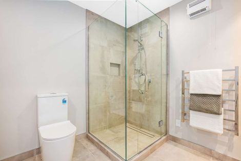 Photo of property in 2/7 Grays Road, Plimmerton, Porirua, 5026