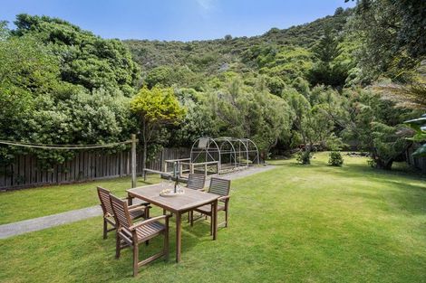 Photo of property in 188 Breaker Bay Road, Breaker Bay, Wellington, 6022