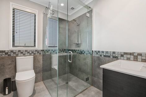 Photo of property in 8 Roberts Road, Matakatia, Whangaparaoa, 0930