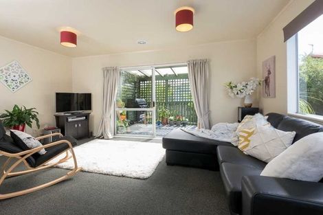 Photo of property in 2/36 Rimu Street, New Lynn, Auckland, 0600