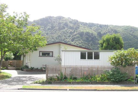 Photo of property in 34 Omaha Grove, Totara Park, Upper Hutt, 5018