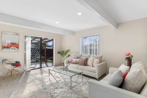 Photo of property in 1/13 Challen Close, Conifer Grove, Takanini, 2112