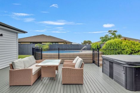 Photo of property in 14 Aporo Drive, Kumeu, 0810