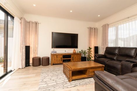 Photo of property in 15 Kuinga Street, Wainui, 0932