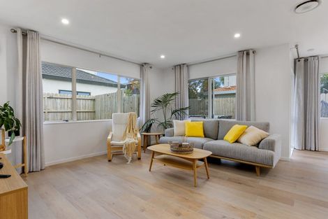 Photo of property in 2/1 Mossop Rise, Glenfield, Auckland, 0629