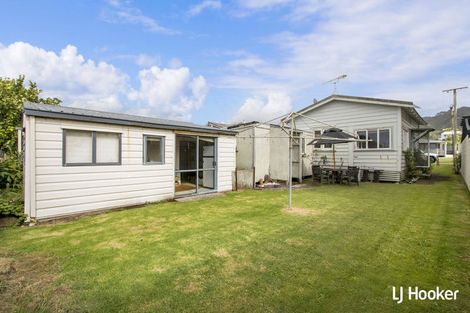 Photo of property in 32 Beach Road, Waihi Beach, 3611