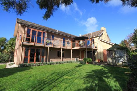 Photo of property in 1 Lorenzen Bay Road, Raglan, 3225