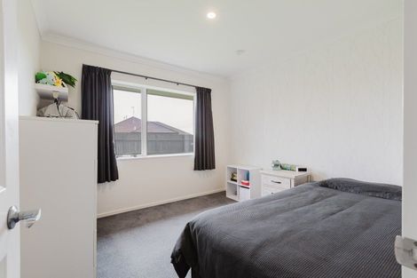 Photo of property in 4 Lourie Way, Fitzherbert, Palmerston North, 4410
