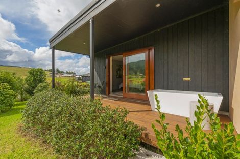 Photo of property in 19 Victoria Street, Coromandel, 3506