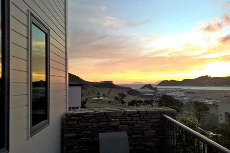 Photo of property in 6 Bunker Way, Strathmore Park, Wellington, 6022