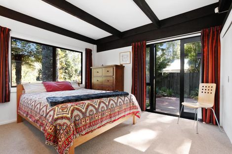 Photo of property in 34 Hollywood Avenue, Titirangi, Auckland, 0604