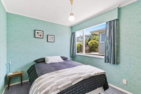 Photo of property in 18 Alder Place, Newlands, Wellington, 6037