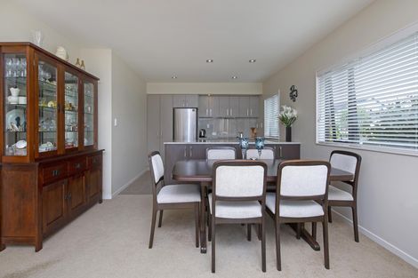 Photo of property in 50 Royalle Mews, Botany Downs, Auckland, 2010