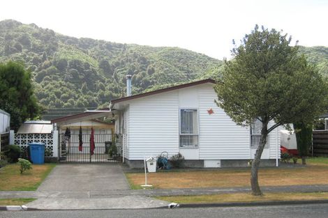 Photo of property in 32 Omaha Grove, Totara Park, Upper Hutt, 5018