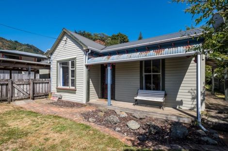 Photo of property in 41 Durham Street, Picton, 7220