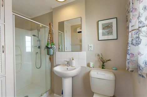 Photo of property in 22 Rewarewa Crescent, Waikanae, 5036