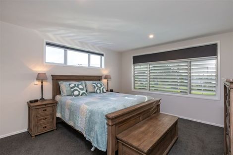 Photo of property in 17 Tindalls Bay Road, Tindalls Beach, Whangaparaoa, 0930