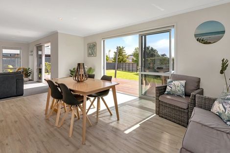 Photo of property in 10 Ngatiti Place, One Tree Point, 0118