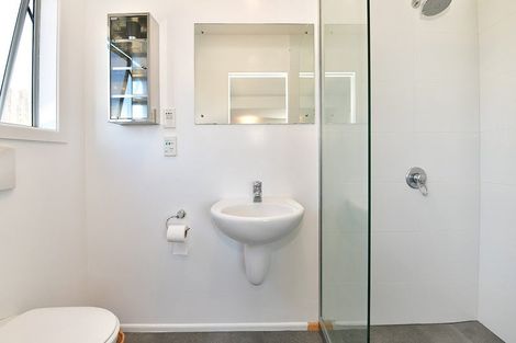 Photo of property in 2/9 Sunset Road, Totara Vale, Auckland, 0632