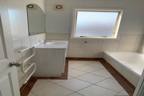 Photo of property in 2 Glastry Close, East Tamaki Heights, Auckland, 2016