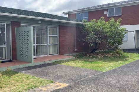 Photo of property in 2/5 Sylvan Crescent, Te Atatu South, Auckland, 0610