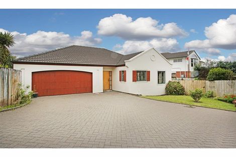 Photo of property in 2/7 Ribbonwood Crescent, Goodwood Heights, Auckland, 2105