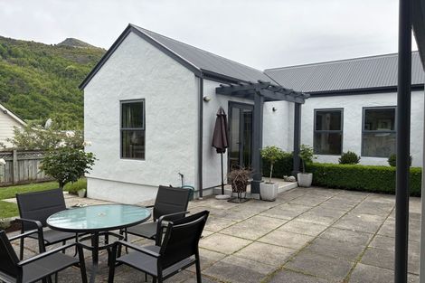 Photo of property in 63 Devon Street, Arrowtown, 9302