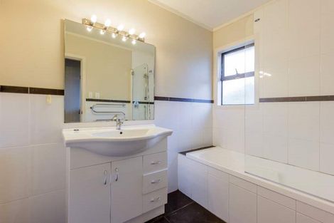 Photo of property in 2 Graham Collins Drive, Windsor Park, Auckland, 0632