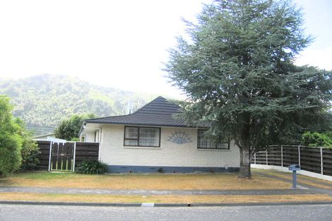 Photo of property in 30 Omaha Grove, Totara Park, Upper Hutt, 5018