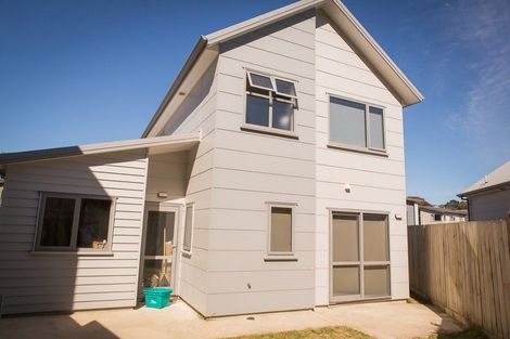 Photo of property in 8 Brindle Way, Newlands, Wellington, 6037