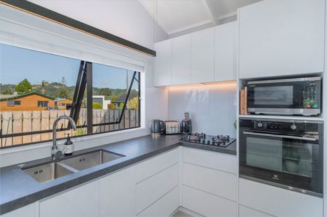 Photo of property in 8 Laura Place, Whitianga, 3510