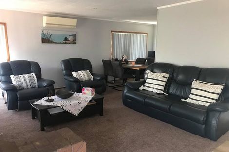 Photo of property in 16 Fitzherbert Avenue, West Harbour, Auckland, 0618