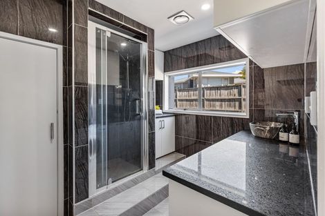 Photo of property in 1/100 Titirangi Road, New Lynn, Auckland, 0600